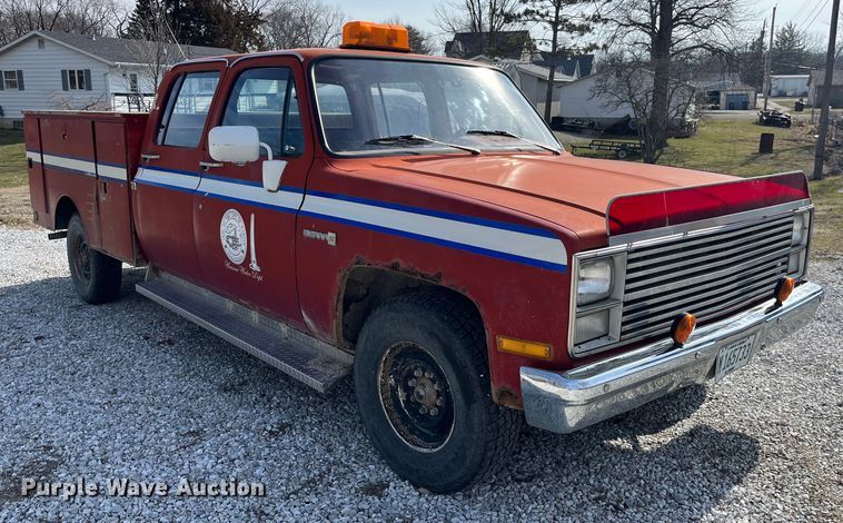 image for item LA9821 1983 GMC C2500  Crew Cab utility bed pickup truck