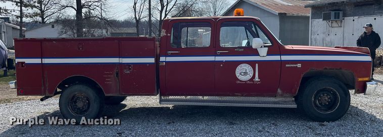 image for item LA9821 1983 GMC C2500  Crew Cab utility bed pickup truck