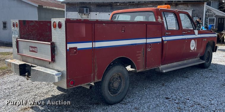 image for item LA9821 1983 GMC C2500  Crew Cab utility bed pickup truck