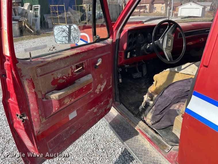 image for item LA9821 1983 GMC C2500  Crew Cab utility bed pickup truck