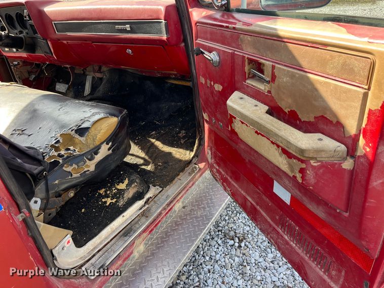 image for item LA9821 1983 GMC C2500  Crew Cab utility bed pickup truck