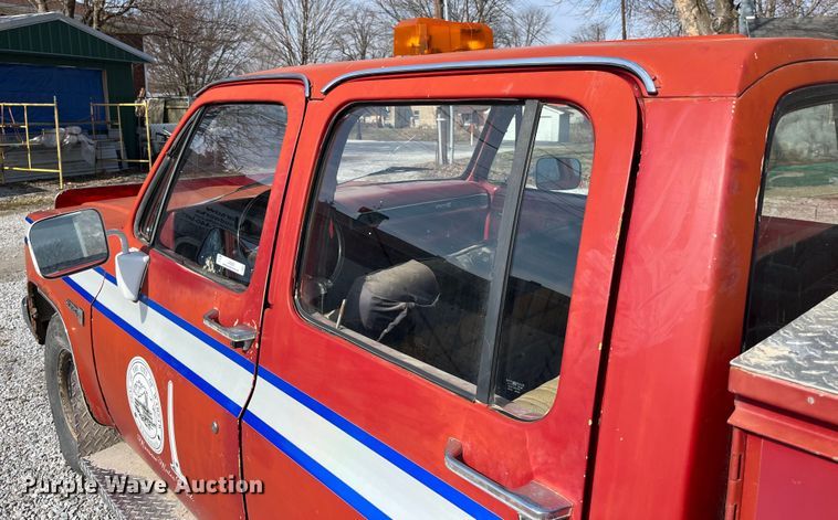 image for item LA9821 1983 GMC C2500  Crew Cab utility bed pickup truck