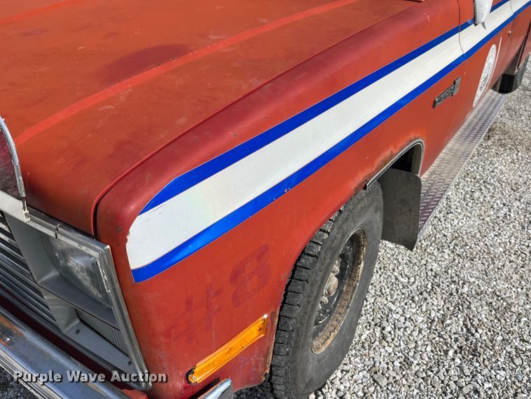 image for item LA9821 1983 GMC C2500  Crew Cab utility bed pickup truck