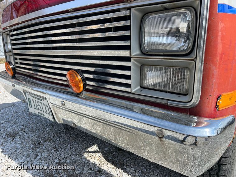 image for item LA9821 1983 GMC C2500  Crew Cab utility bed pickup truck