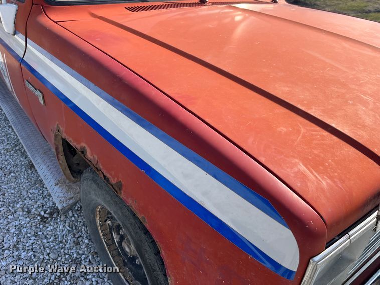 image for item LA9821 1983 GMC C2500  Crew Cab utility bed pickup truck