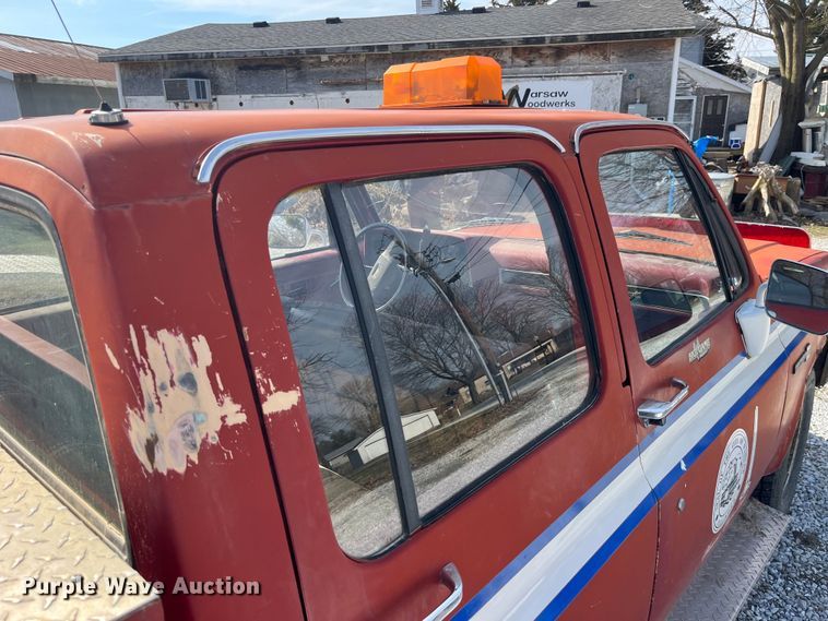 image for item LA9821 1983 GMC C2500  Crew Cab utility bed pickup truck