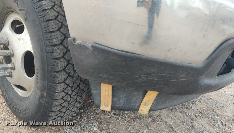 image for item LG9656 2002 Ford F350 Super Duty XLT  SuperCab pickup truck cab and chassis