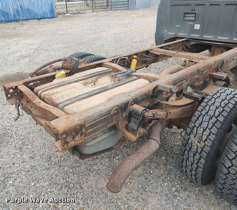 image for item LG9656 2002 Ford F350 Super Duty XLT  SuperCab pickup truck cab and chassis