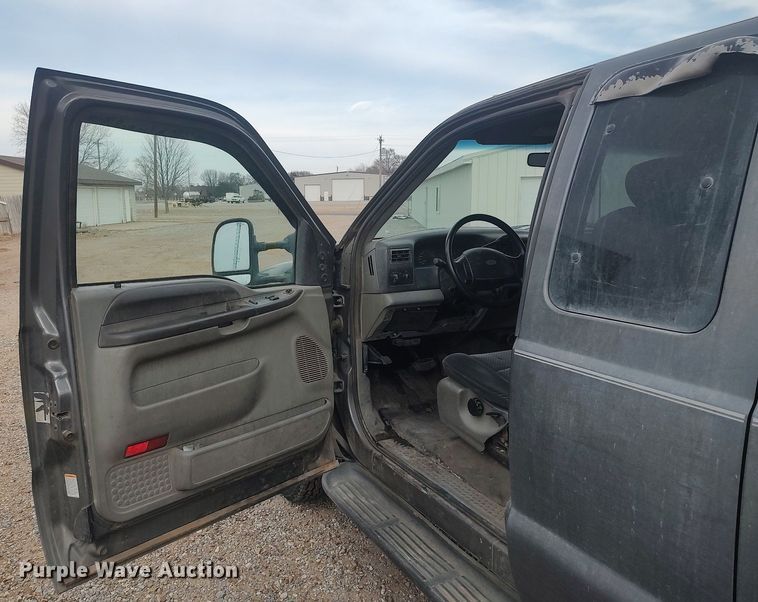 image for item LG9656 2002 Ford F350 Super Duty XLT  SuperCab pickup truck cab and chassis