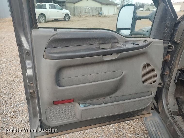 image for item LG9656 2002 Ford F350 Super Duty XLT  SuperCab pickup truck cab and chassis