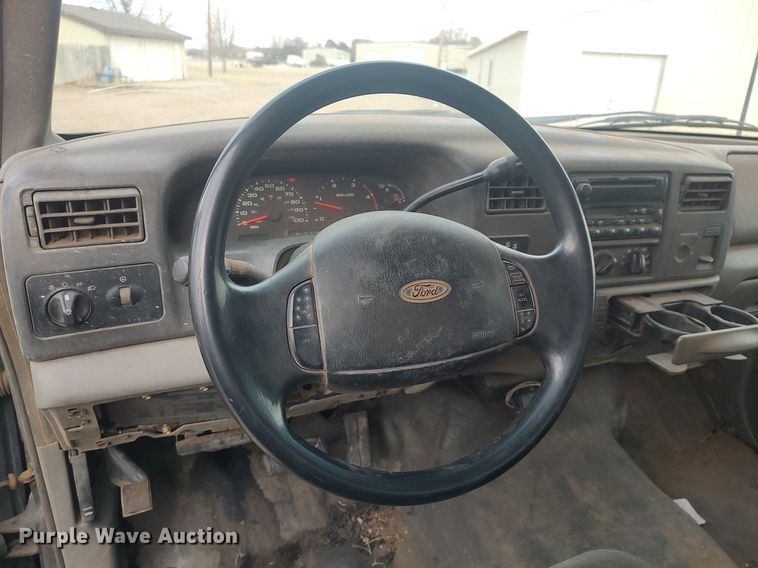 image for item LG9656 2002 Ford F350 Super Duty XLT  SuperCab pickup truck cab and chassis