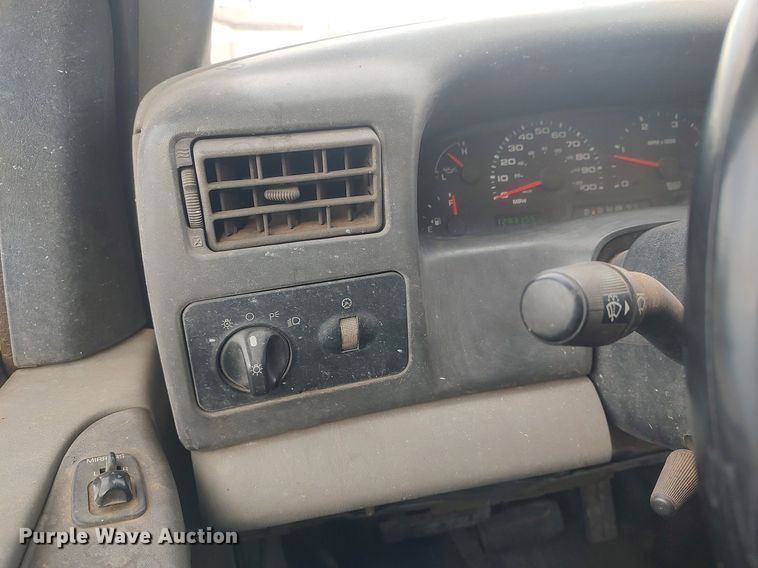 image for item LG9656 2002 Ford F350 Super Duty XLT  SuperCab pickup truck cab and chassis