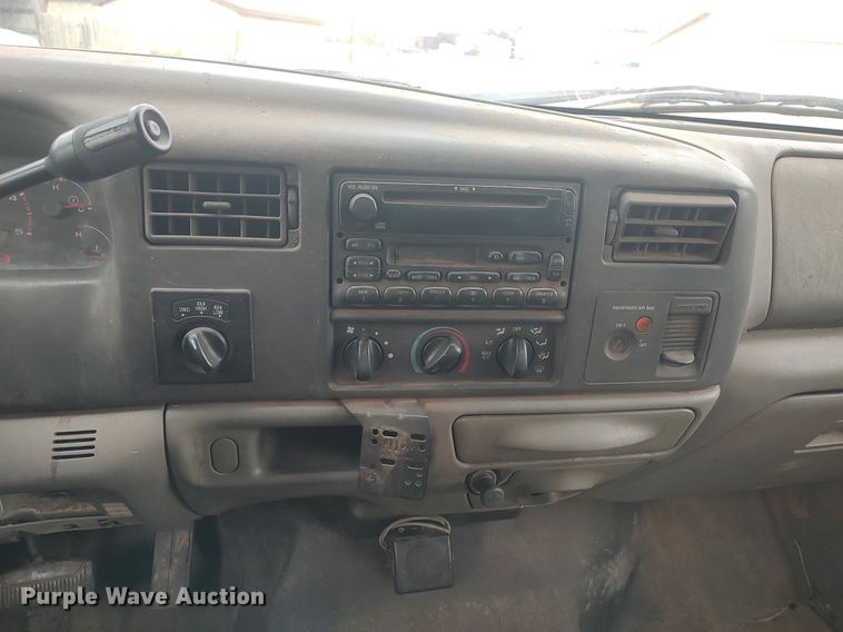 image for item LG9656 2002 Ford F350 Super Duty XLT  SuperCab pickup truck cab and chassis