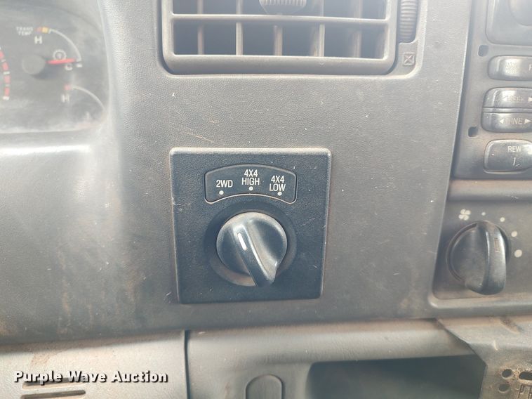 image for item LG9656 2002 Ford F350 Super Duty XLT  SuperCab pickup truck cab and chassis