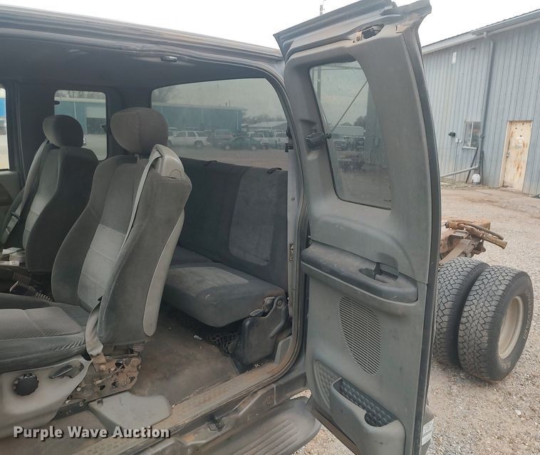 image for item LG9656 2002 Ford F350 Super Duty XLT  SuperCab pickup truck cab and chassis