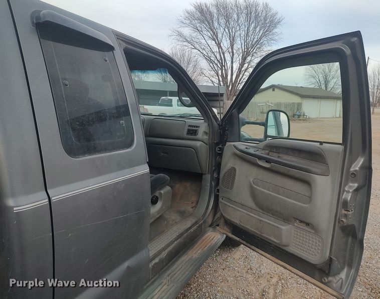 image for item LG9656 2002 Ford F350 Super Duty XLT  SuperCab pickup truck cab and chassis