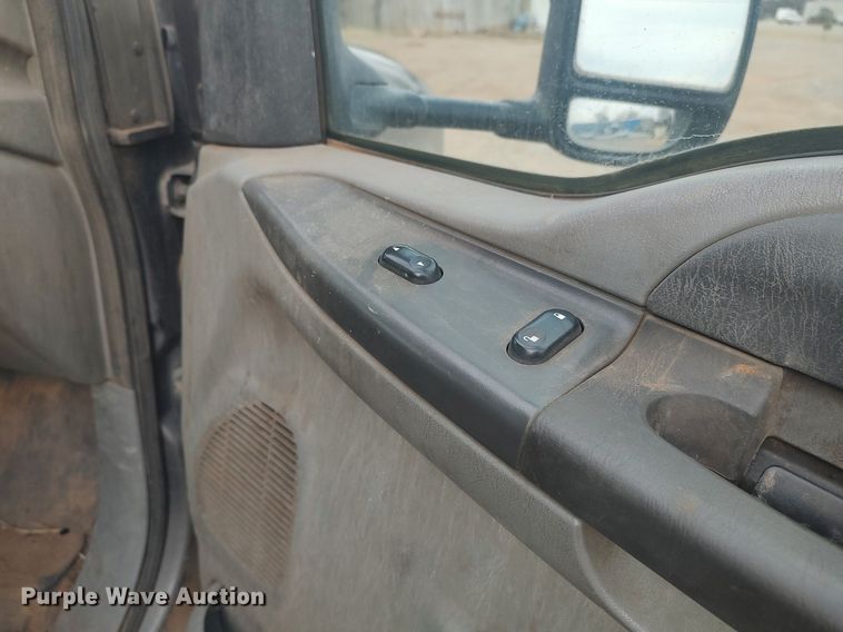 image for item LG9656 2002 Ford F350 Super Duty XLT  SuperCab pickup truck cab and chassis