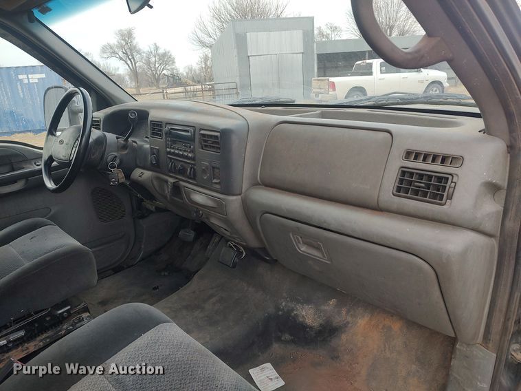 image for item LG9656 2002 Ford F350 Super Duty XLT  SuperCab pickup truck cab and chassis