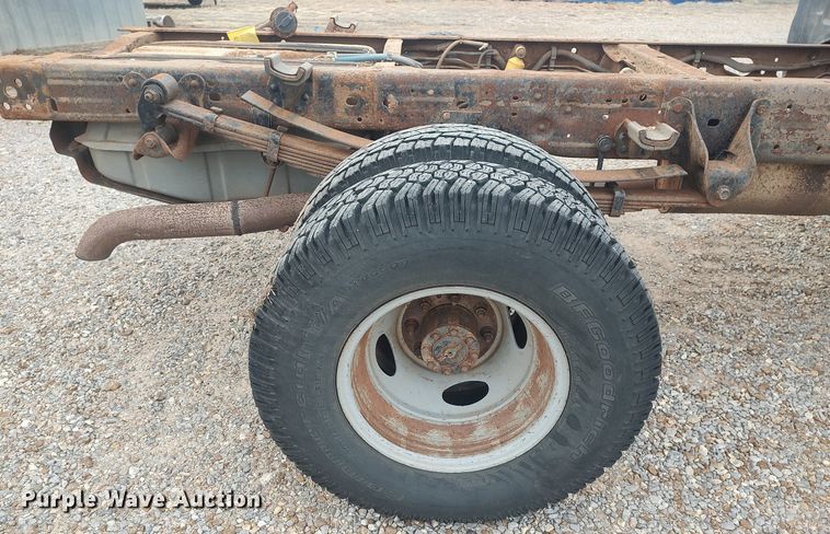 image for item LG9656 2002 Ford F350 Super Duty XLT  SuperCab pickup truck cab and chassis