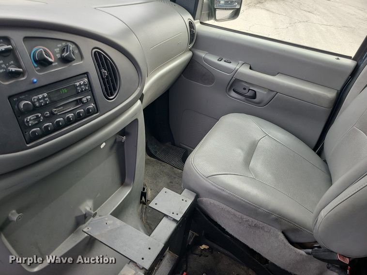 image for item LH9915 2006 Ford E350 Super Duty  van