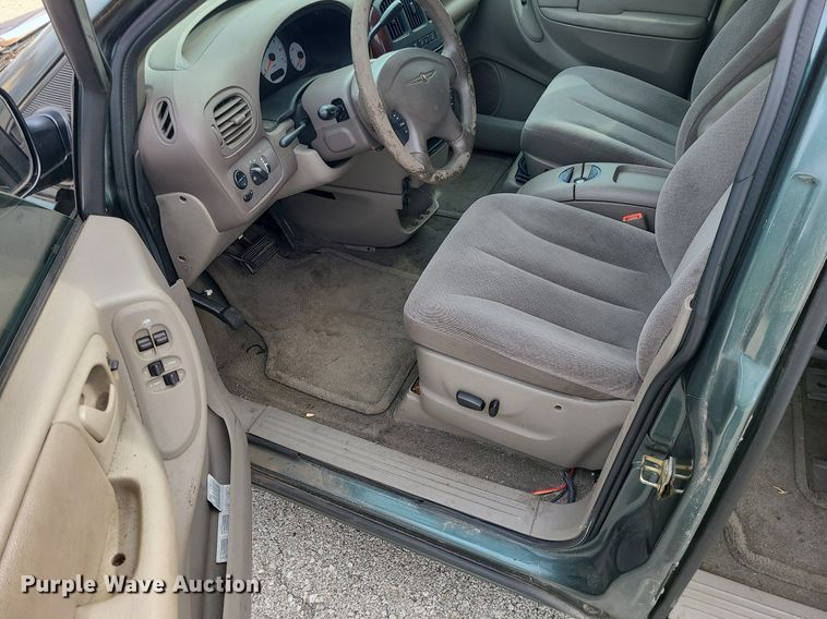 image for item LH9916 2003 Chrysler Town & Country LX  van