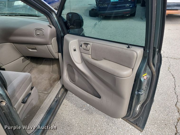 image for item LH9916 2003 Chrysler Town & Country LX  van