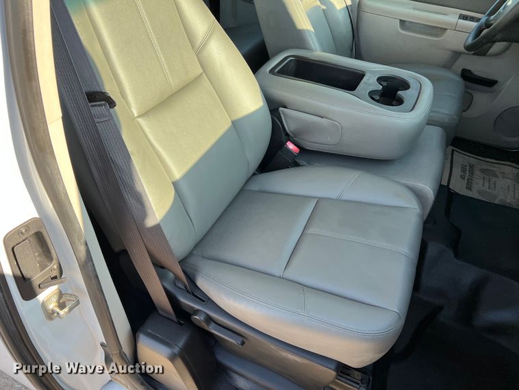 image for item LI9542 2013 Chevrolet Silverado 1500  Ext. Cab pickup truck