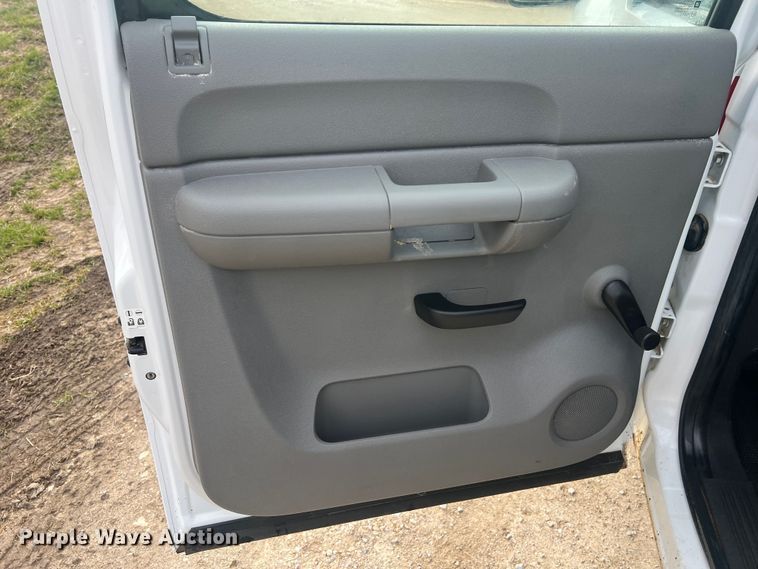 image for item LI9545 2010 Chevrolet Silverado 1500  Crew Cab pickup truck