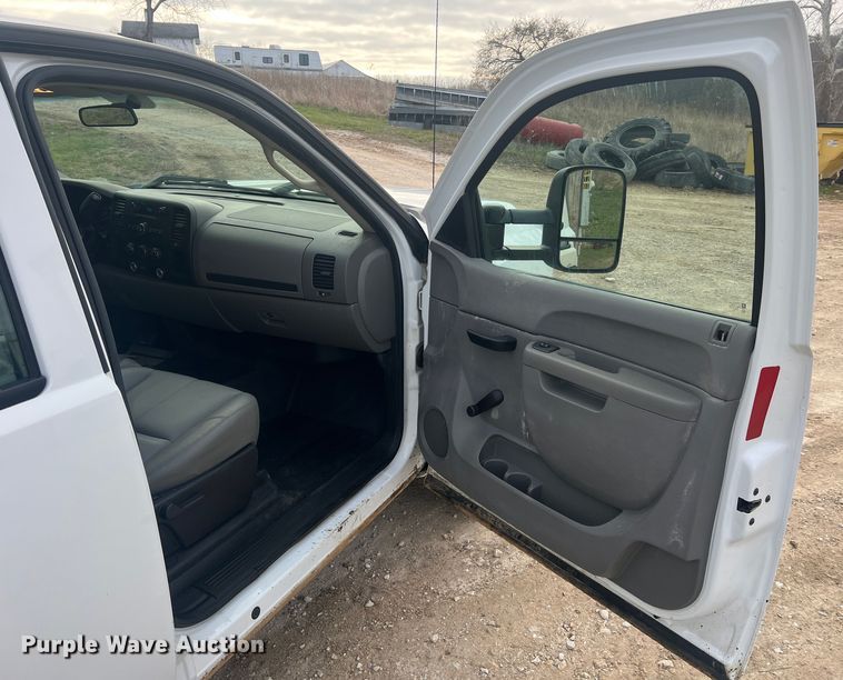 image for item LI9545 2010 Chevrolet Silverado 1500  Crew Cab pickup truck