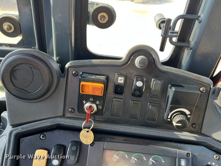 image for item LI9547 2009 John Deere 410J  backhoe