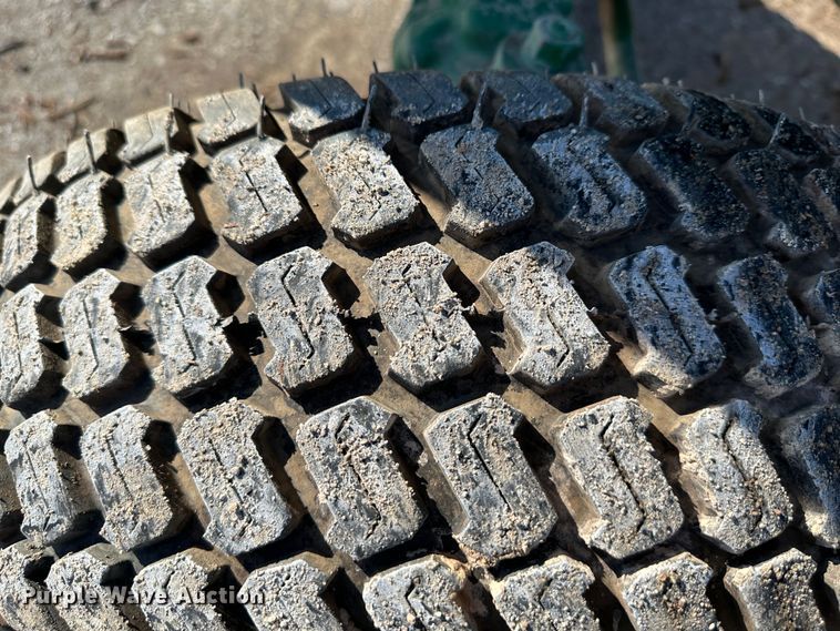 image for item LN9145 1998 John Deere 870  MFWD tractor