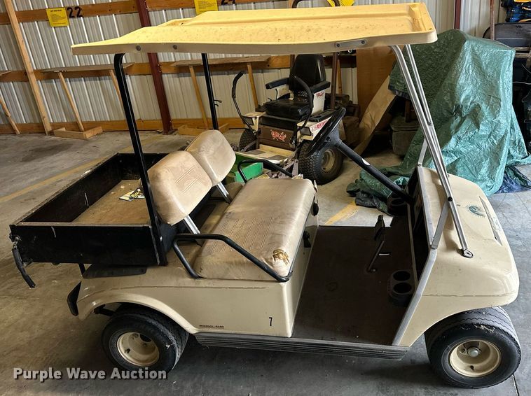 image for item LN9325 2000 Club Car  golf cart