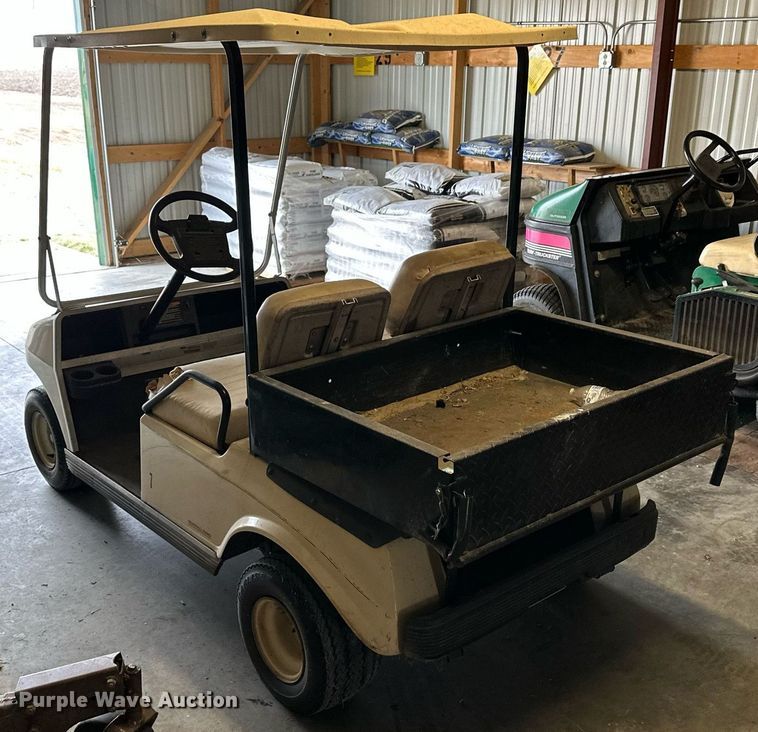 image for item LN9325 2000 Club Car  golf cart