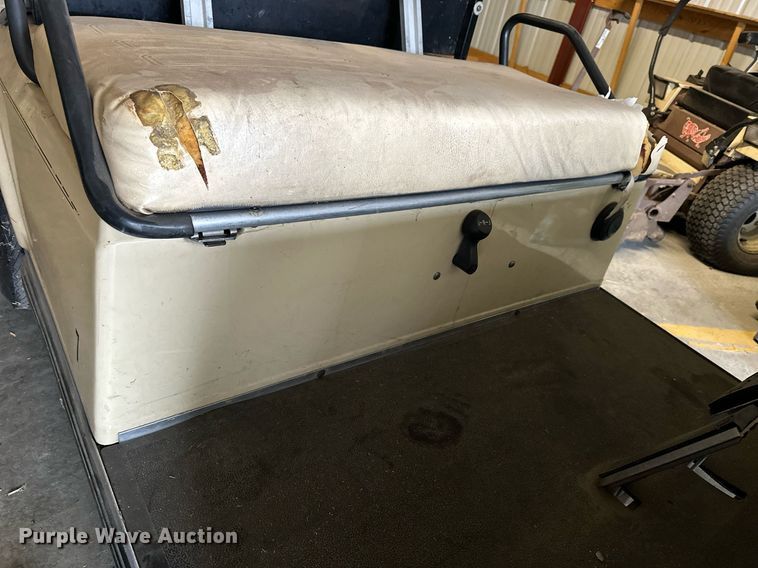 image for item LN9325 2000 Club Car  golf cart