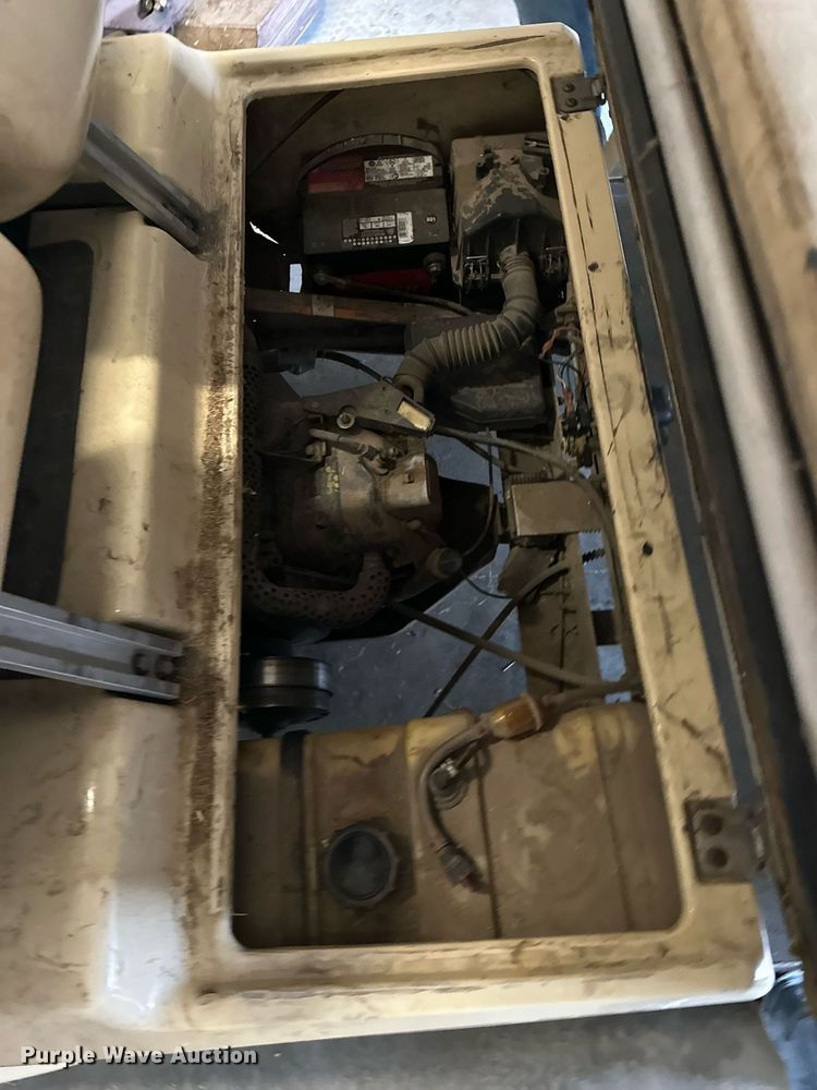 image for item LN9325 2000 Club Car  golf cart