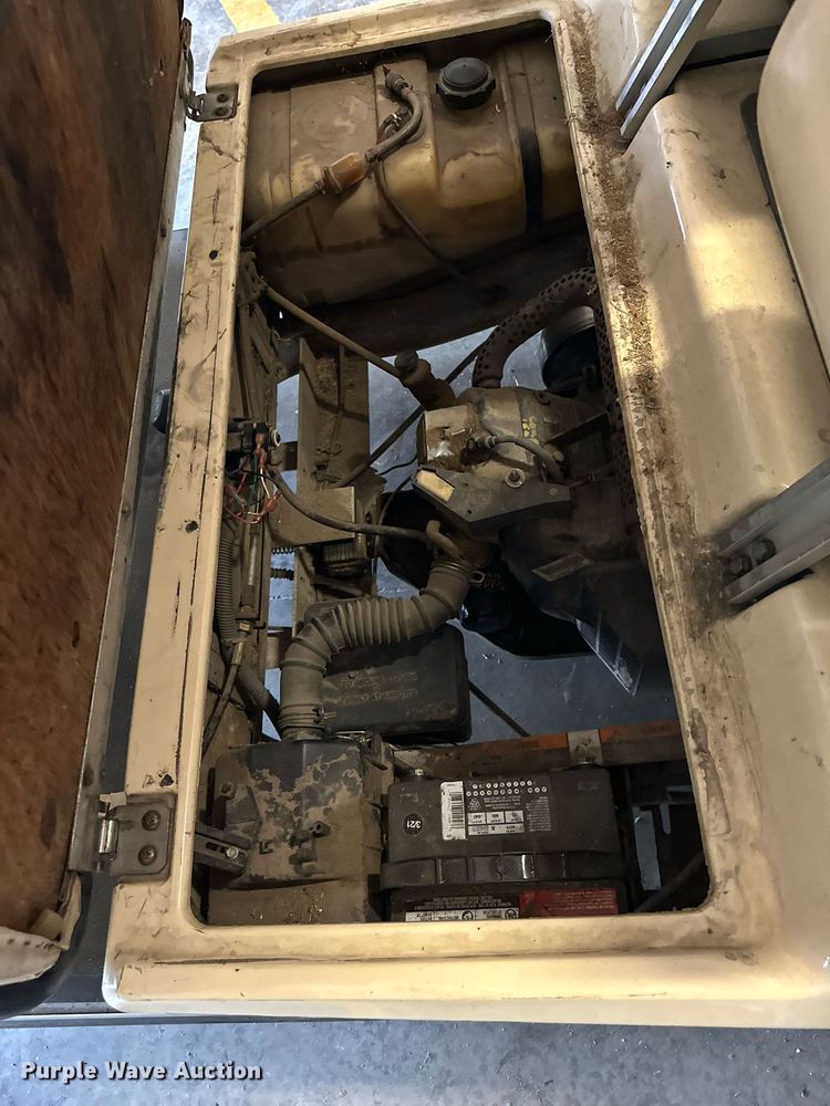 image for item LN9325 2000 Club Car  golf cart