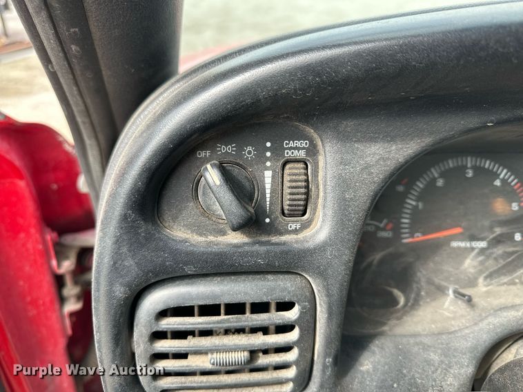 image for item LN9339 2001 Dodge Ram 2500 Laramie SLT  flatbed pickup truck