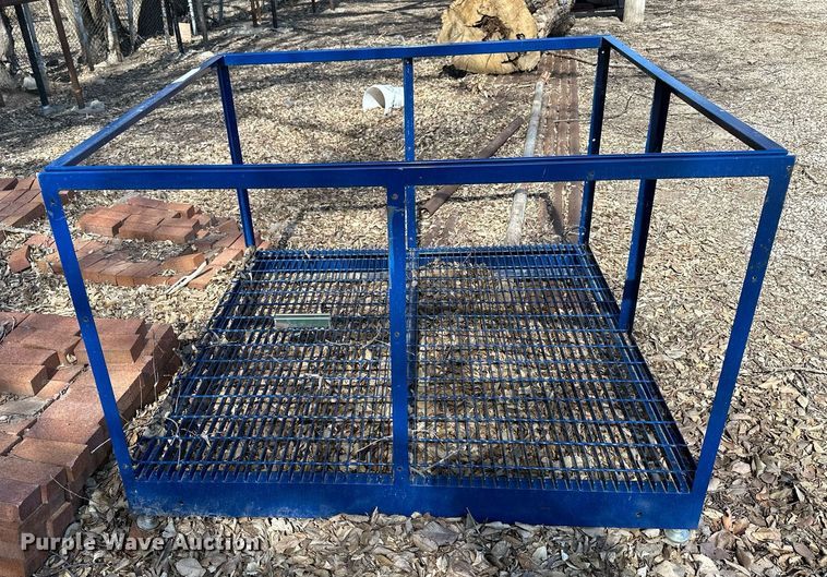 image for item LN9355 Steel pallet