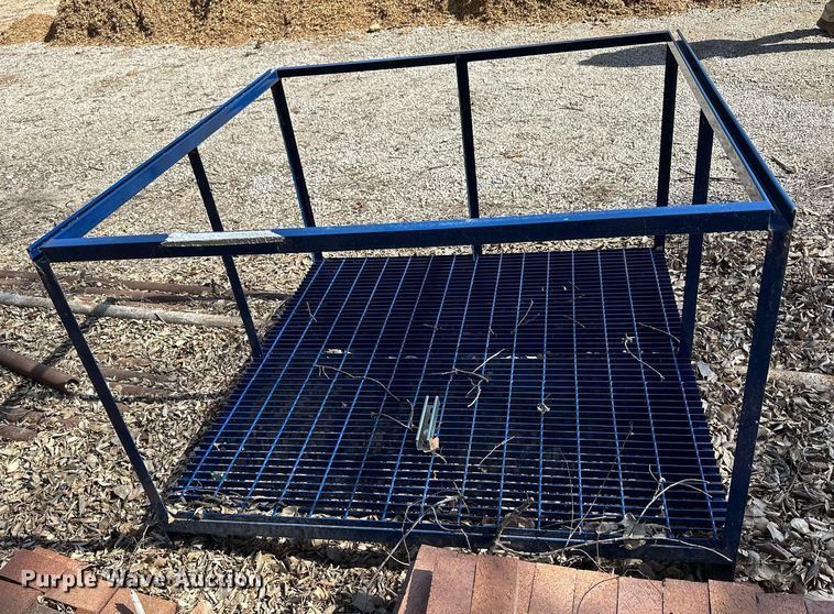 image for item LN9355 Steel pallet