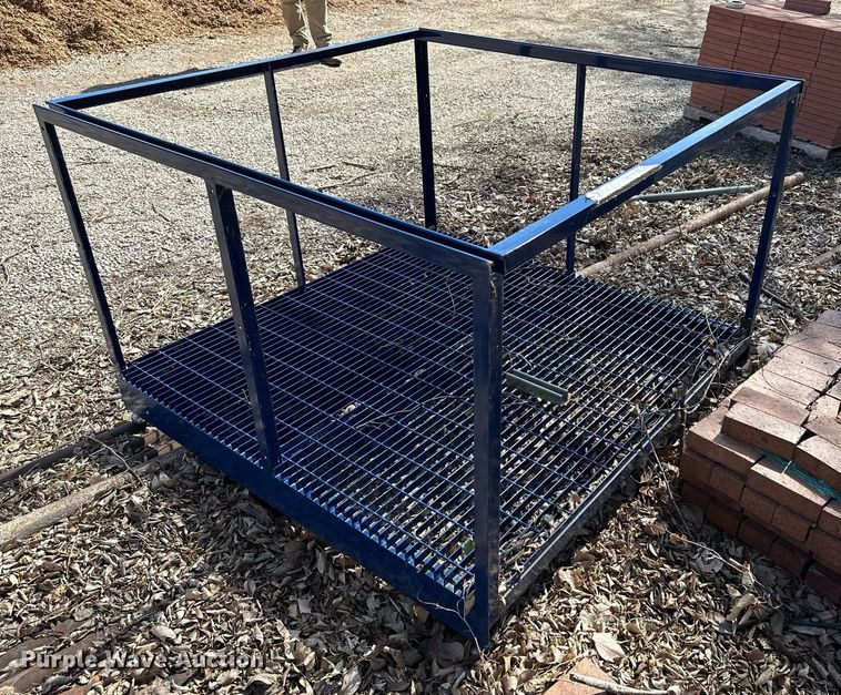 image for item LN9355 Steel pallet