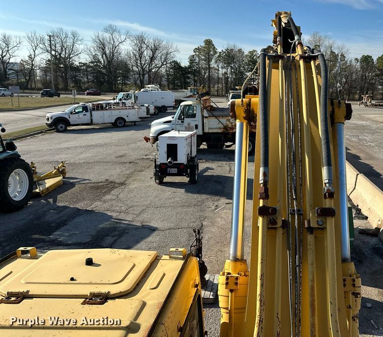 image for item LR9547 1995 John Deere 690E LC  excavator