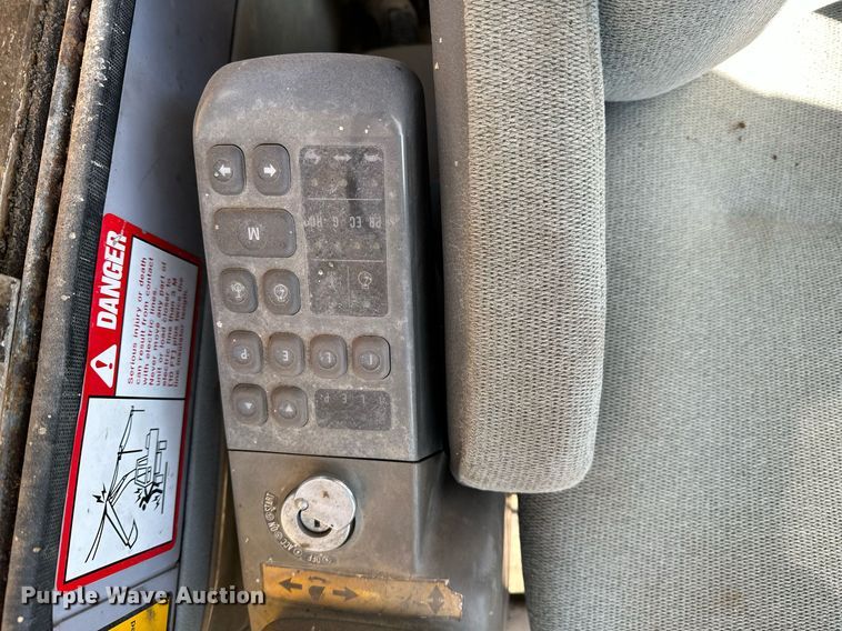 image for item LR9547 1995 John Deere 690E LC  excavator