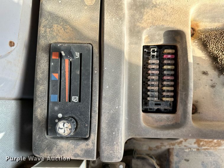 image for item LR9547 1995 John Deere 690E LC  excavator