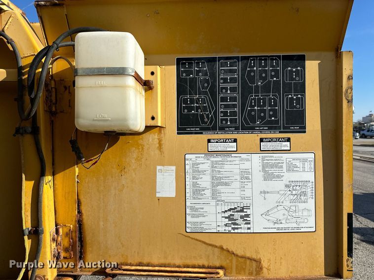 image for item LR9547 1995 John Deere 690E LC  excavator