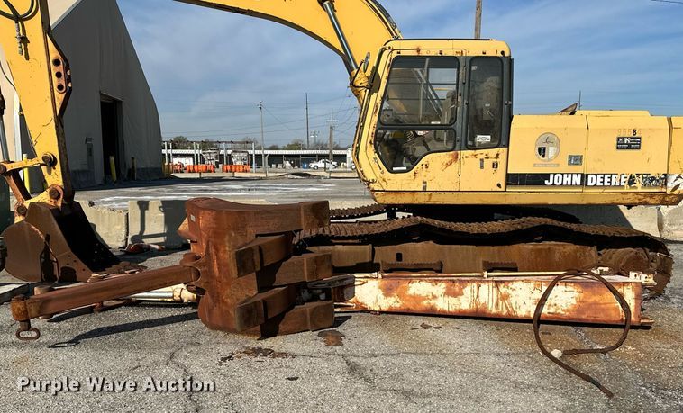 image for item LR9547 1995 John Deere 690E LC  excavator