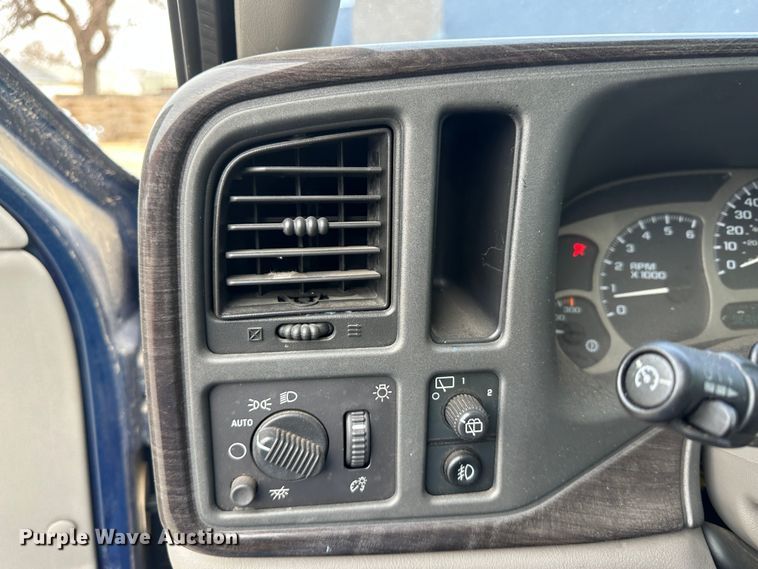 image for item LT9239 2005 GMC Yukon Denali  SUV