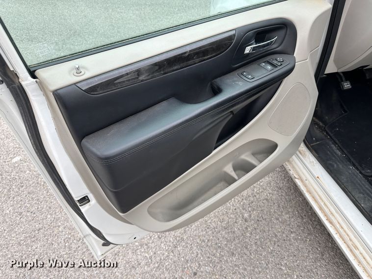 image for item LT9243 2013 Dodge Caravan  van