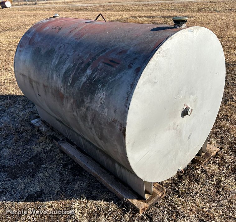 image for item LT9332 500 gallon fuel tank