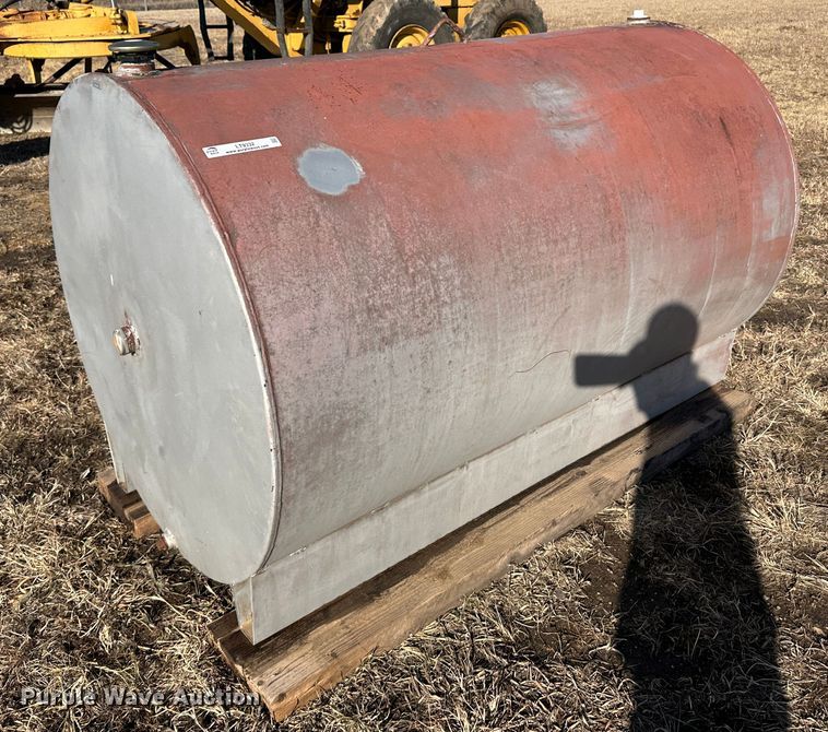 image for item LT9332 500 gallon fuel tank