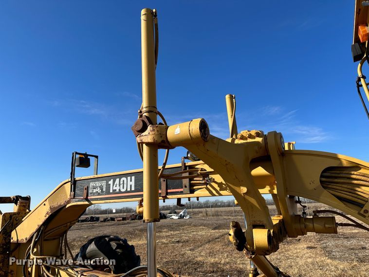 image for item LT9333 1997 Caterpillar 140H  motor grader